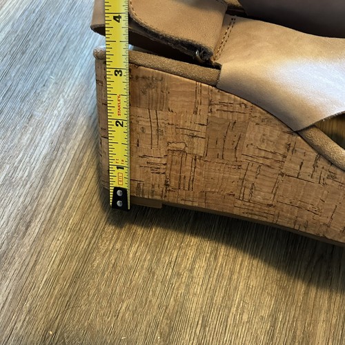 Sandalia de cuña Clarks Artisan Caslynn Shae de cuero desnudo con correa corcho para mujer 10’s - Imagen 8 de 10