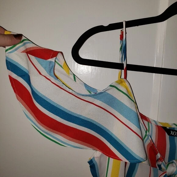 XOXO 挖肩条纹短 V 领套衫上衣,尺寸 XXL — 第 2/4 张图片