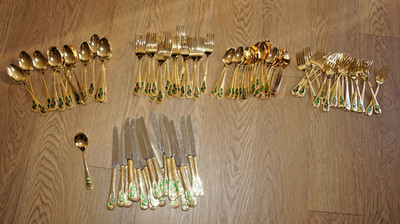 VINTAGE STAINLESS STEEL HOLLYBERRY GOLD SILVERWARE SET OF 111PC.