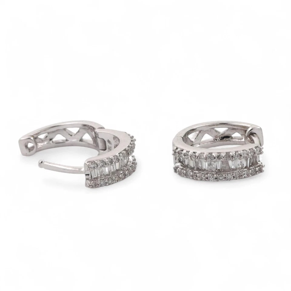 Pendientes de aro Huggie de diamantes de oro blanco de 14K 0,50 TW diamantes 0,40" unisex Estate Foto 3 de 4