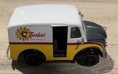 ダンバリーミント製ボーデンミルク配送車　1/24 Danbury Mint 1950 Borden's Milk Truck 1/24 Die Cast. Car & Key