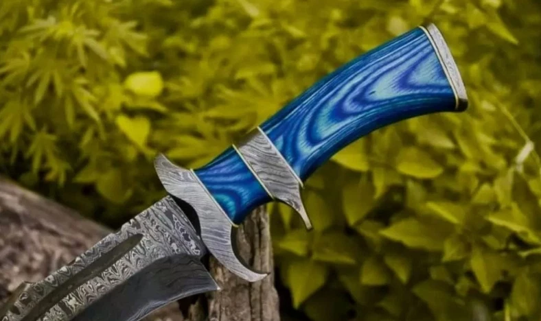 Cuchillo Bowie Hecho a Mano con Hoja de Acero Damasco con Mango de Madera Pakka Foto 4 de 4