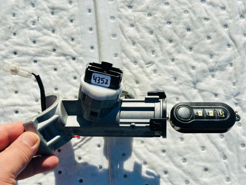 RAM PROMASTER 2500 2015-2022 FURGONETA INTERRUPTOR DE ENCENDIDO BLOQUEO CON LLAVE OEM P68257356AC Foto 3 de 4