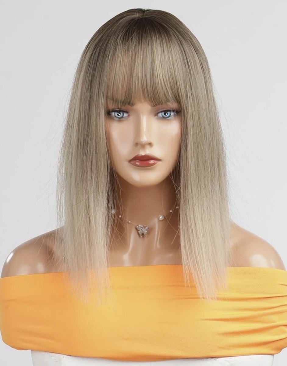 Perruque Synthétique Courte - Blond Doré Clair, Racines Foncées, Avec Frange - Taille Moyenne - Neuf Sans étiquettes