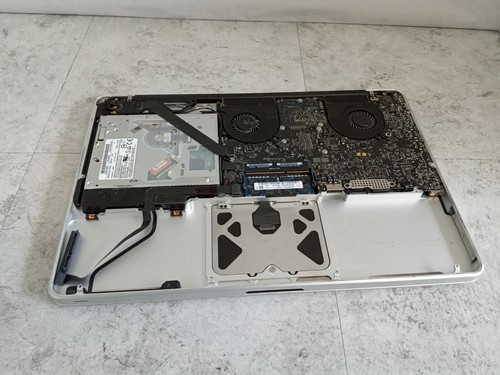 Apple MacBook Pro 15" A1286 2010 Intel Core i5 2.4GHz * PARTS * READ -RR - Picture 6 of 7