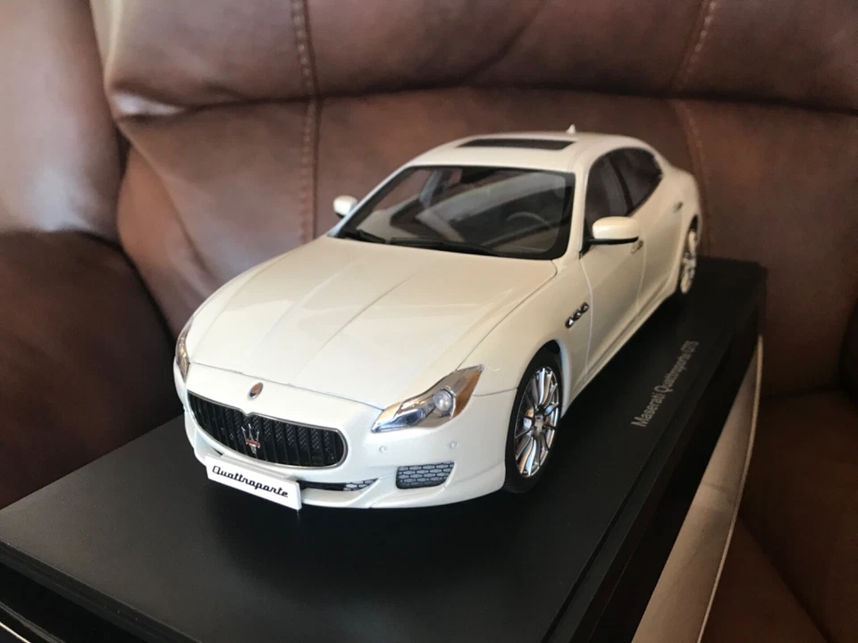 AUTOART 1/18 MASERATI QUATTROPORTE GTS BLANCO ALPINO 75808 Foto 2 de 4