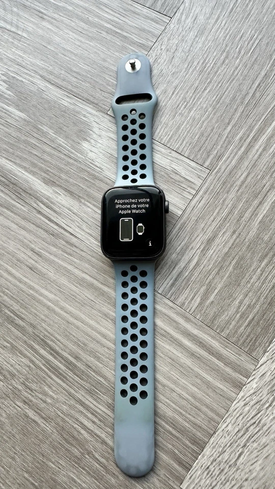 Apple Watch Series 6 Nike 44mm Space Grau Aluminiumgehäuse mit Schwarz/Grau - Bild 3 von 4