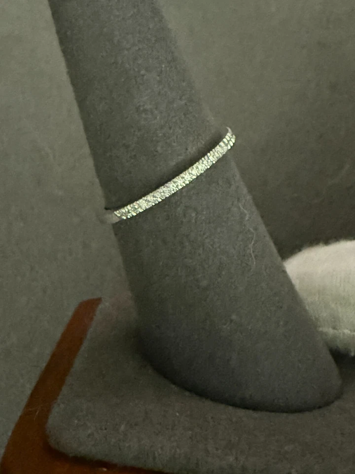 Tiffany & Co. Anillo de media eternidad de diamantes de platino talla 6,75 de EE. UU. Foto 4 de 4