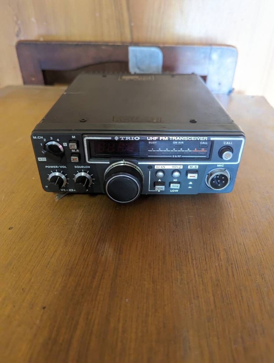TRIO UHF TRANSCEIVER TR-8400