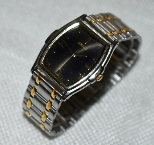 Vintage Men's Seiko Two-Tone Tonneau Quartz Dress Watch Black Face NEEDS BATTERY
