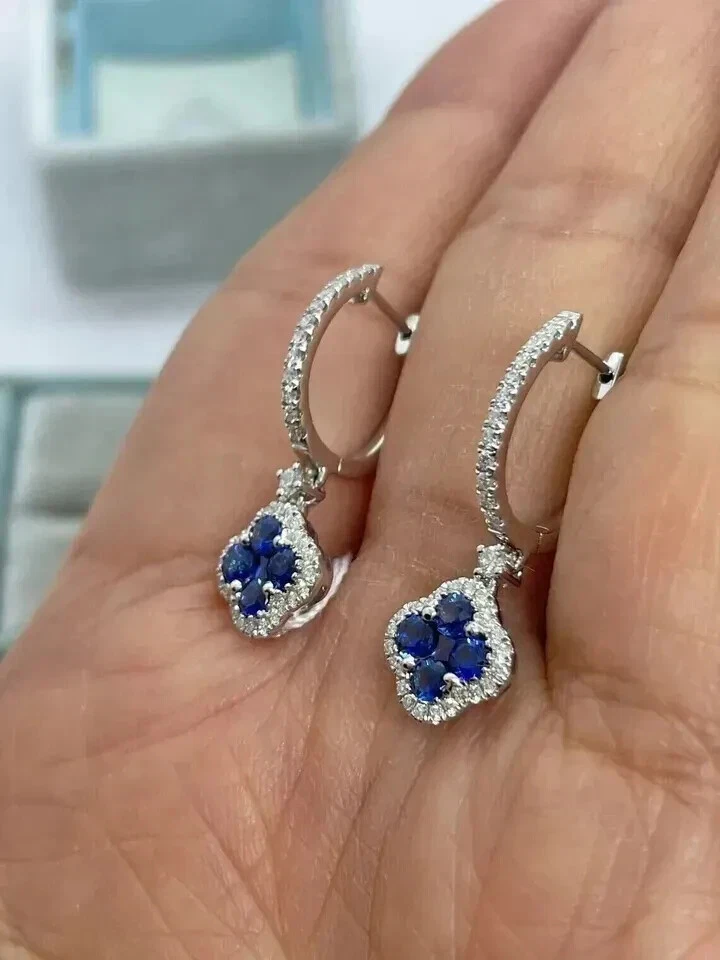 Pendientes colgantes de trébol de zafiro de corte redondo de 2 quilates enchapados en oro blanco de 14 quilates Foto 4 de 4