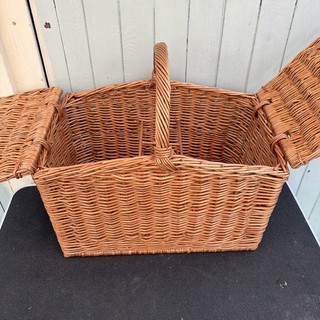 cesta de picnic de mimbre vintage