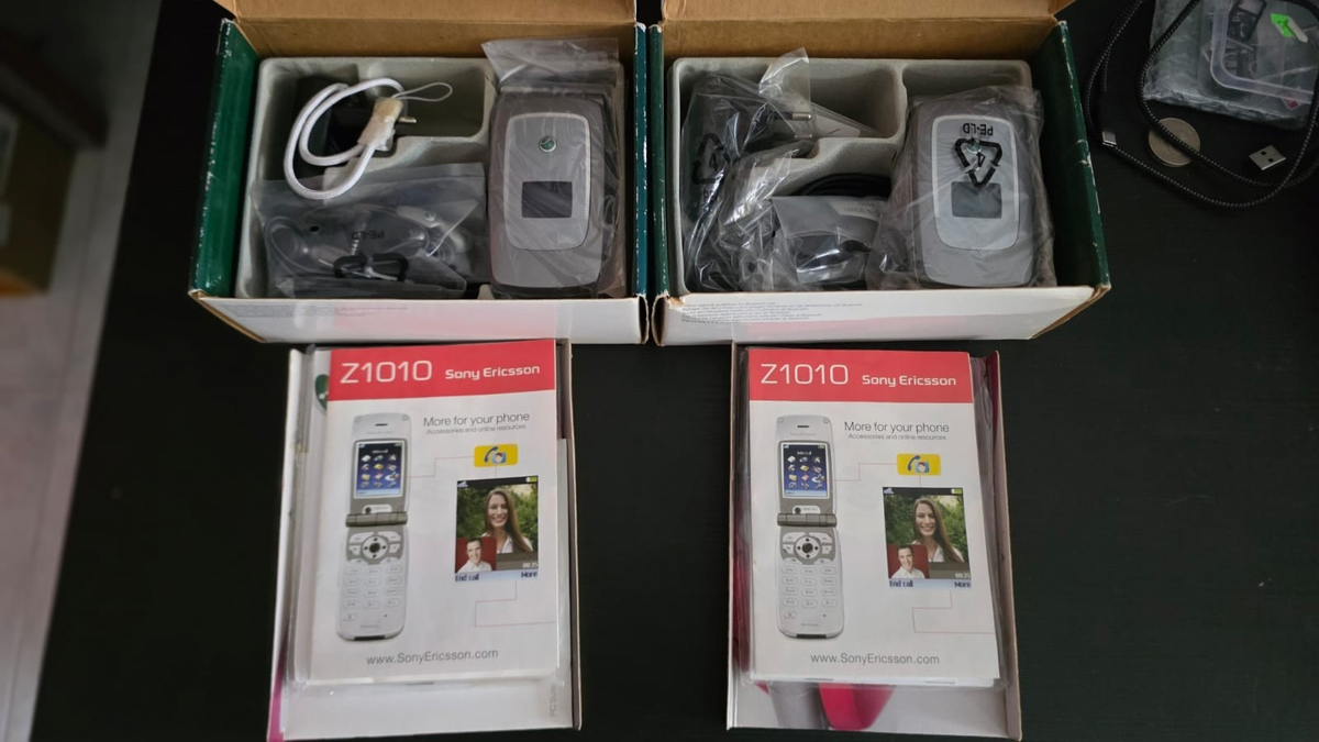 Sony Ericsson Z1010 - 32 MB - Silver (Unlocked opened box full set