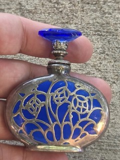 Bottiglia profumo floreale Art Deco argento sterling sovrapposizione vetro blu