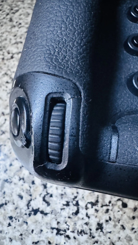 Nikon D5 20.8 MP Dual XQD Digital SLR Camera (Body Only) ***407, 638 shots*** - Image 3 of 4