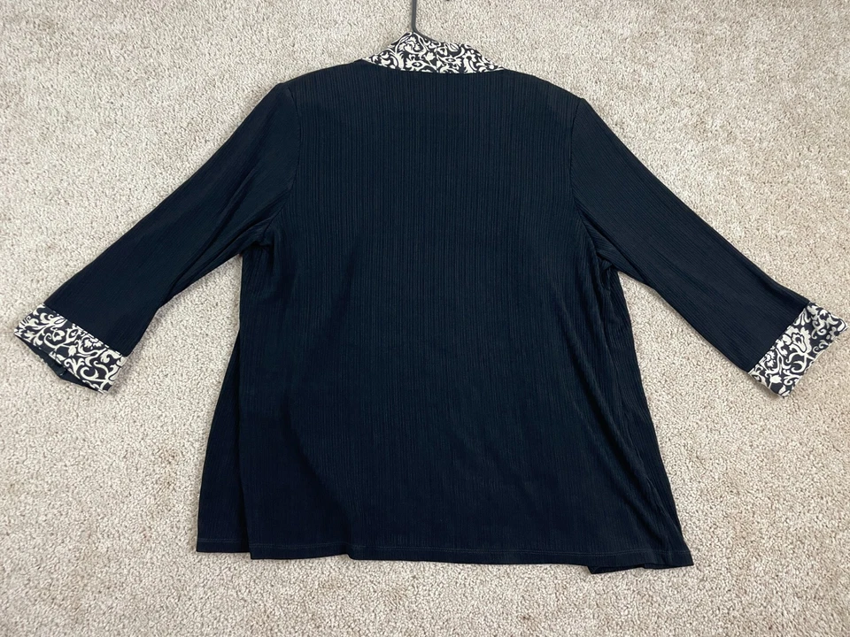 Chaqueta informal TanJay para mujer mediana elástica almohadillas para los hombros frente abierto floral negra Foto 3 de 4