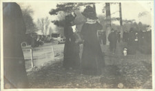 Femmes 1900 avec leurs manchons fourrure Vintage silver print  Tirage 