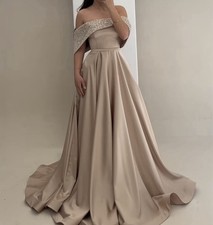 Damen Satin Abendkleid lang Beige schulterfre...