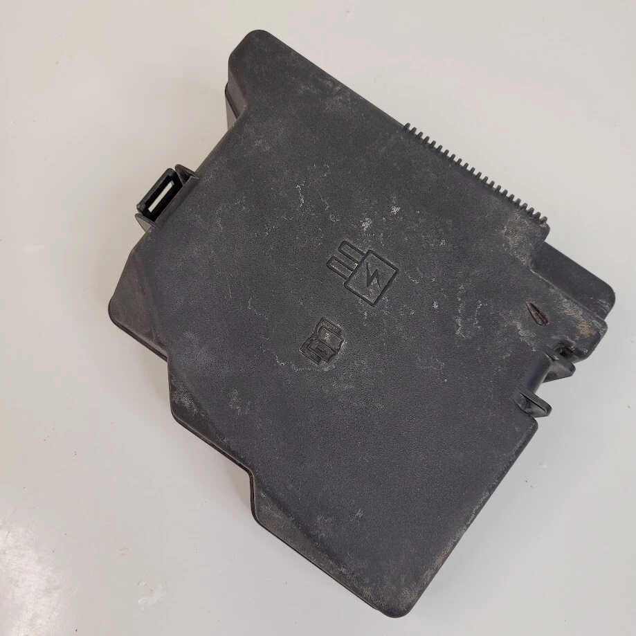 Ford Fiesta 2011-2013 debajo del capó relé de fusibles tapa cubierta negra OEM Foto 2 de 4