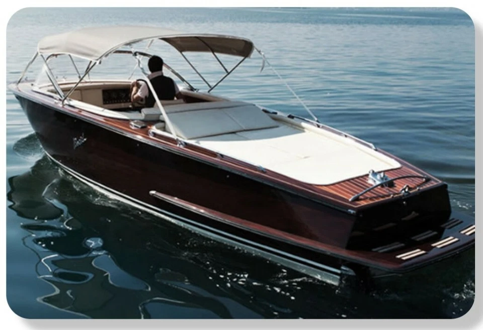 Rumpf des italienischen Motorbootes Boesch 650 Costa Brava 1968 Zur Renovierung