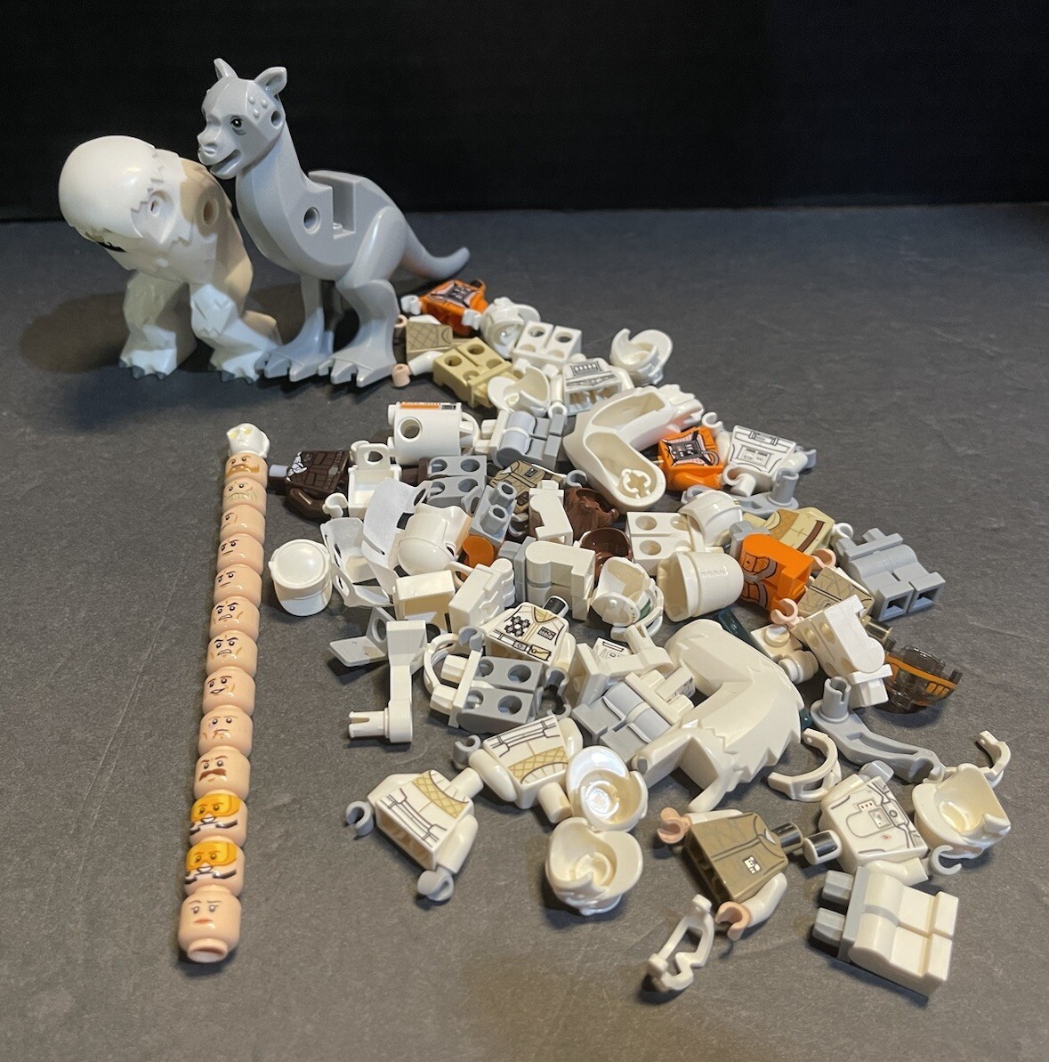 LEGO Star Wars: Assault on Hoth (75098) 100% Complete Minifigs Box