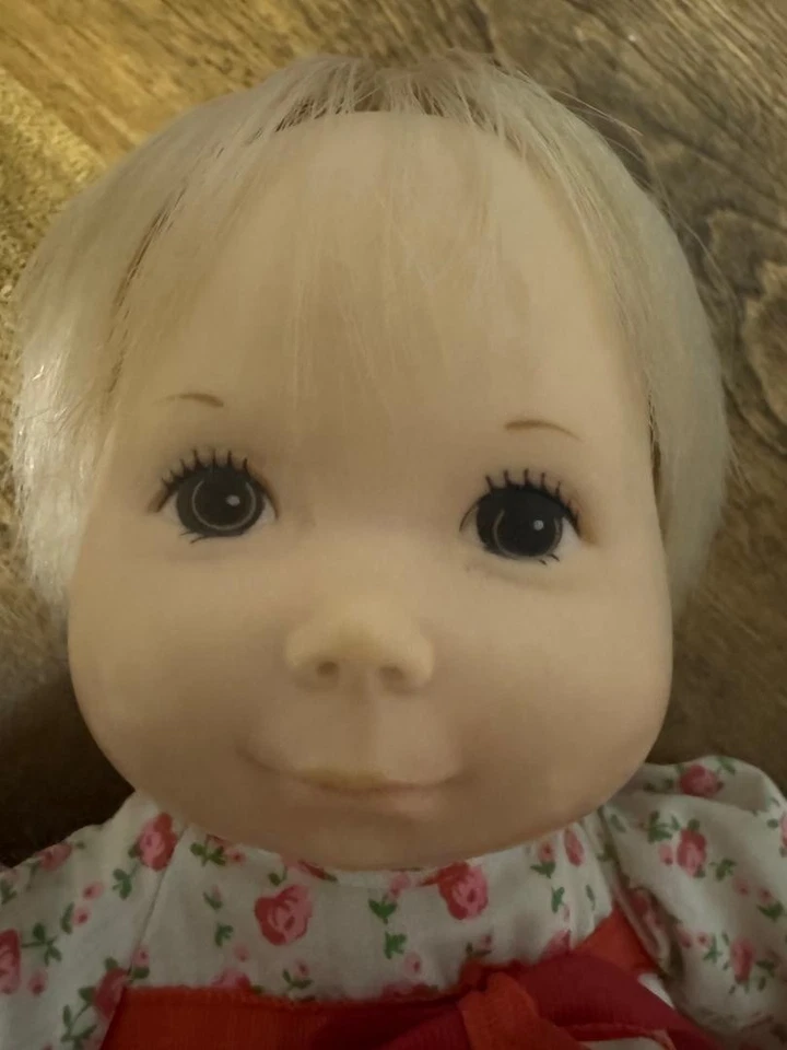 Boneca Fisher-Price 13" 1 de 7 Soft Kids lap sitter "Baby Ann" 1973 - Imagem 2 de 4