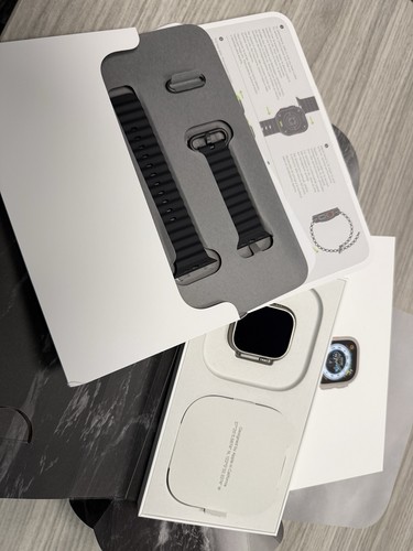 Apple Watch Ultra 49mm Titanium - Cracked Back Glass (Fully Functional) Cellular - Photo 2 sur 13