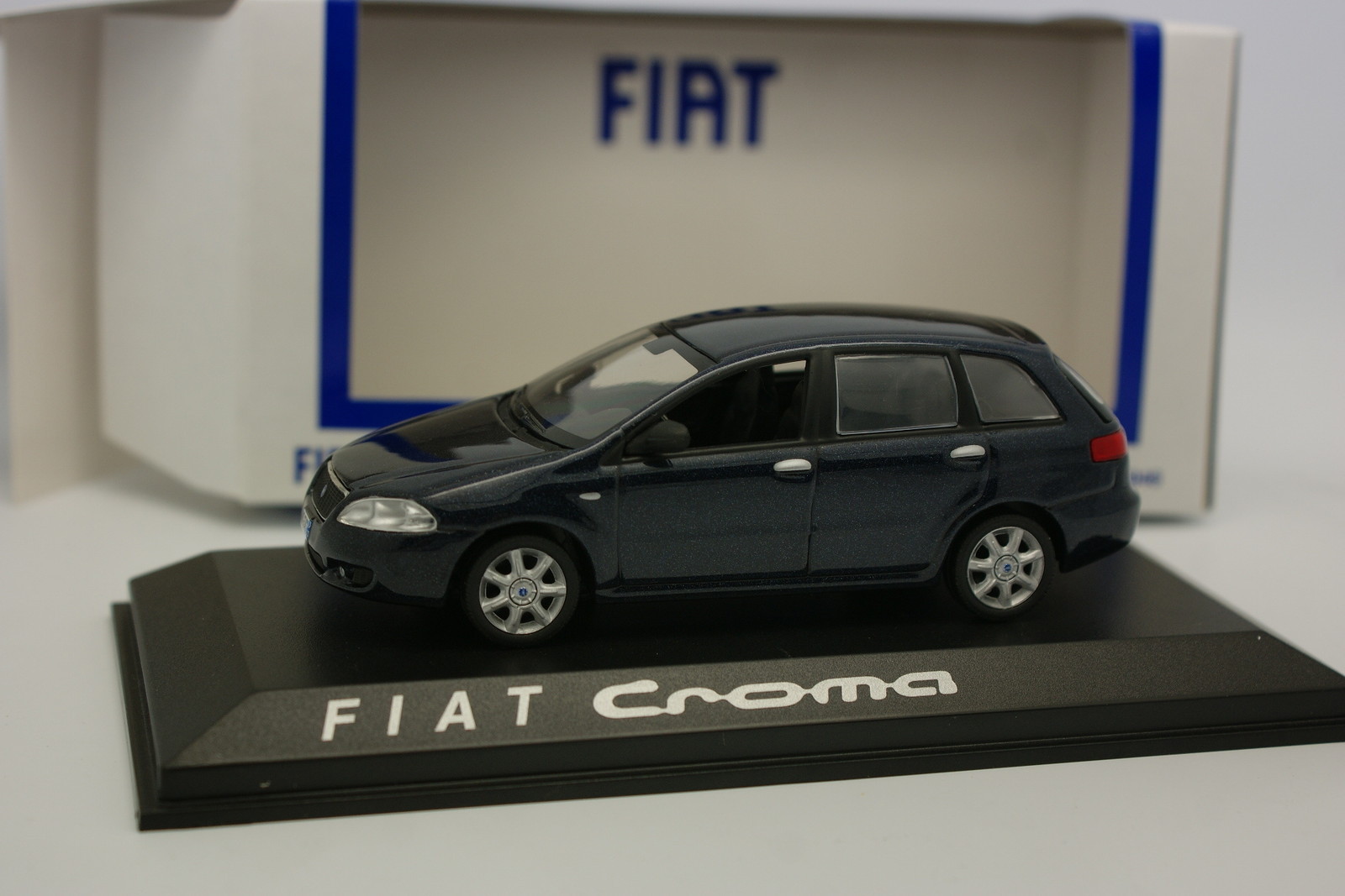 Voiture miniature Norev 1/43 Fiat Croma bleue pour collectionneur