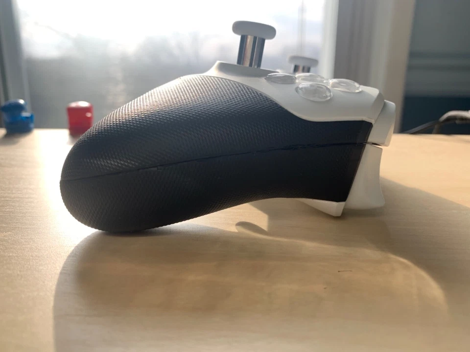 Controle Xbox Elite Series 2 branco em bom estado com pás - Imagem 3 de 4