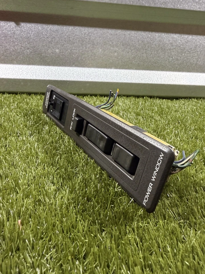 1990 Infiniti M30 Coupe janela frontal esquerda e interruptor de controle de espelho e moldura de acabamento - Imagem 4 de 4