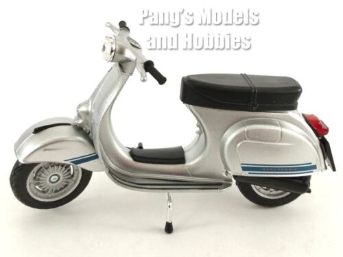 Vespa 1978 125 ET3 Primavera Scooter 1/12 Scale Diecast Metal Model - Silver - Picture 3 of 11