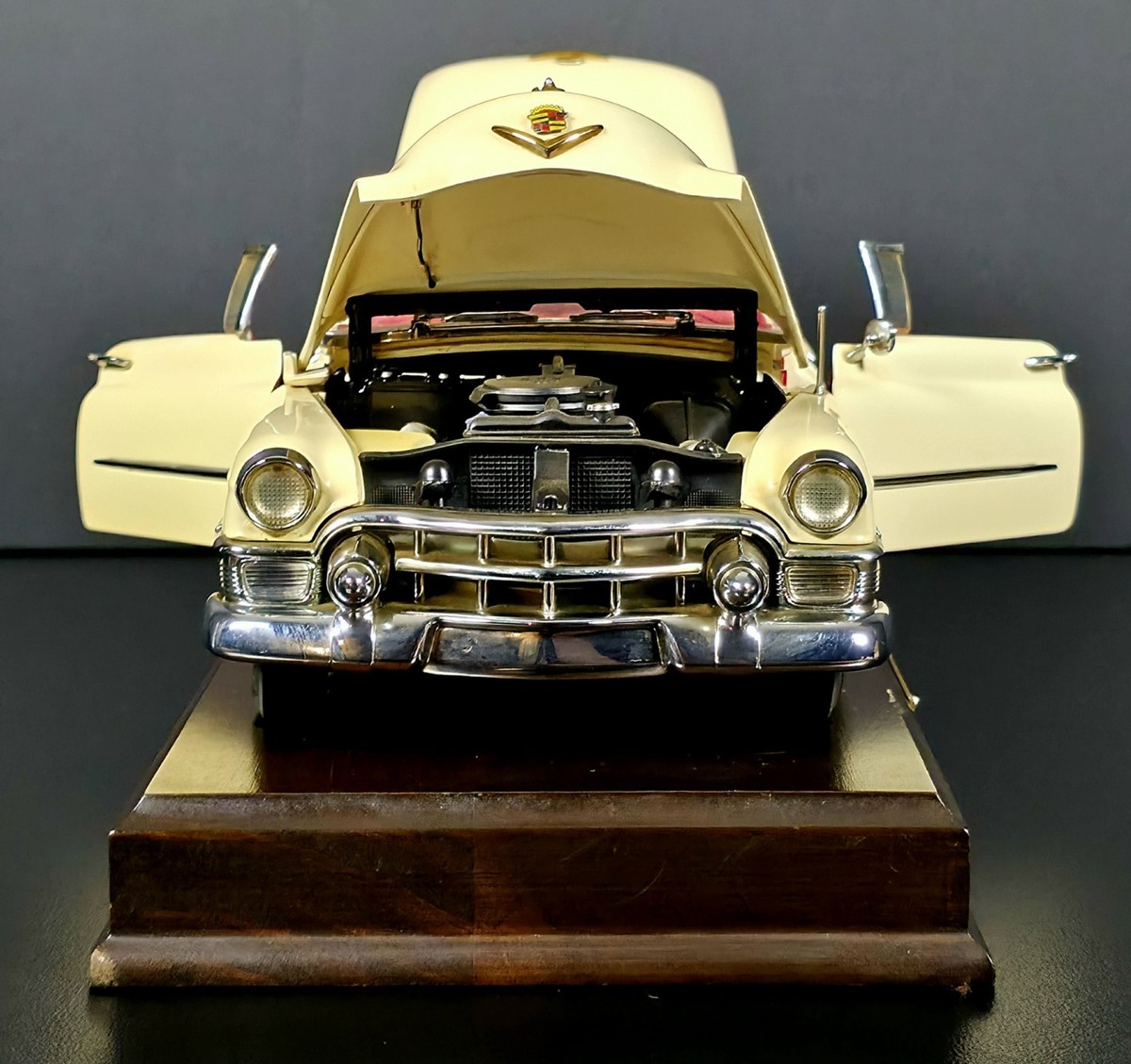 Danbury Mint 1953 Cadillac Eldorado 1:16 Diecast Car Ivory Red w