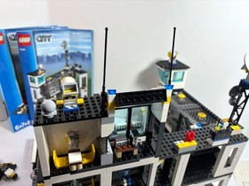 Lego City: Police:  Police Headquarters 7744 (2008) Retired. Instructions.
