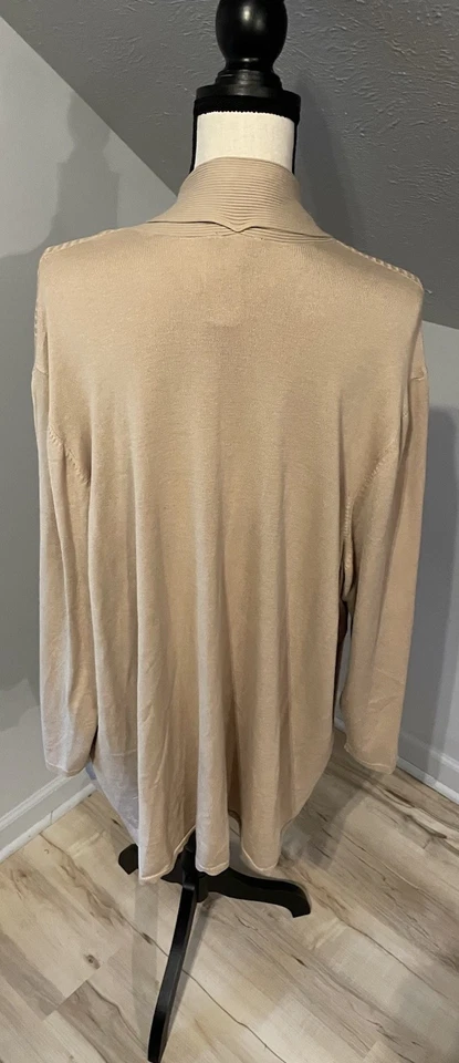 Cardigã aberto drapeado Lane Bryant tamanho 26/28 bronzeado texturizado leve $59.95 - Imagem 3 de 4