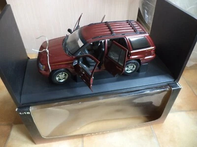 AUTOart 1/18 jeep cherokee Bordeaux - Photo 1/4