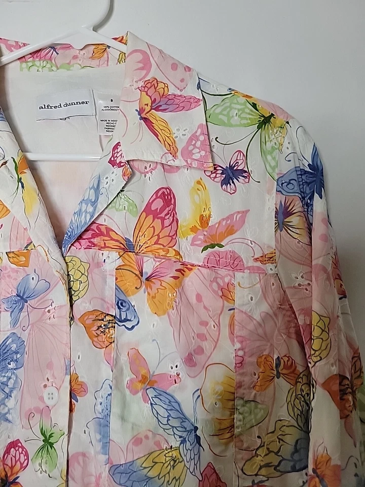 Cazadora abotonada Alfred Dunner algodón pastel mariposa LS para mujer talla 8 Foto 4 de 4