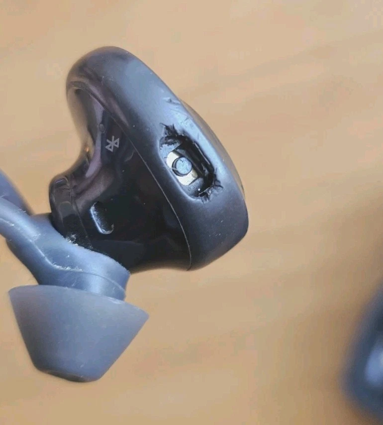 Bose SoundSport Free Wireless In-ear Headphones Earbuds Left Ear And Case Only - Image 4 of 4