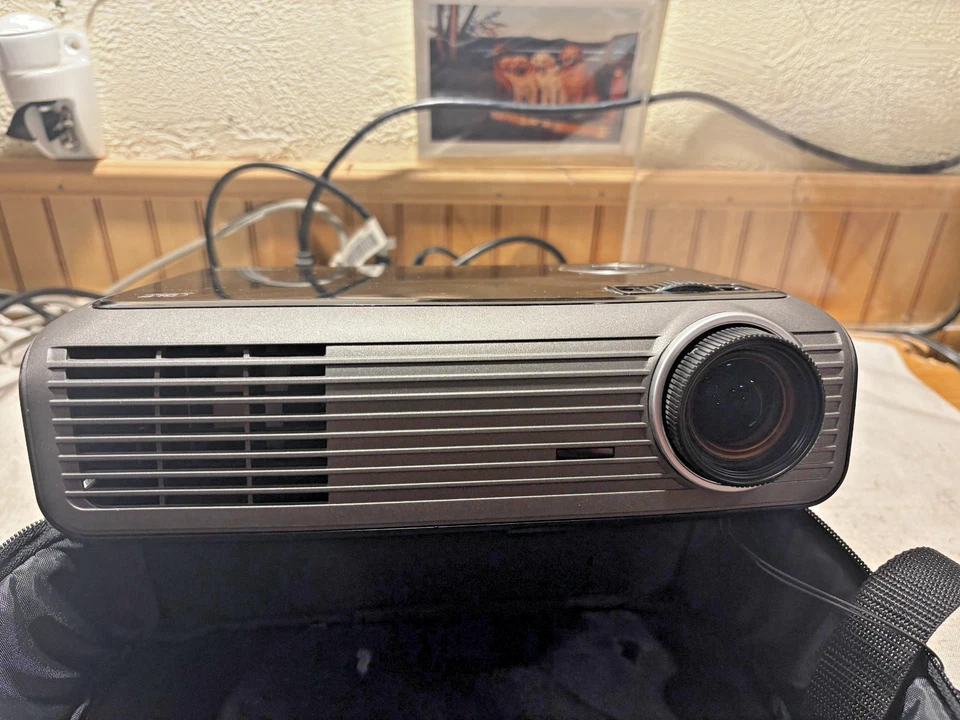 Optoma 2200-Lumen DLP Projector EP727 Projection - Excellent Condition - Image 4 of 4