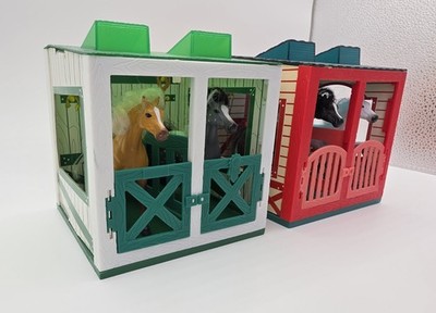 KID KORE Lot of 2 Stables and 4 Toy Horses - Also Works With Breyer Stablemates!