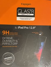 iPad Pro 12.9 in Spigen Glas.tR Slim Slim Sensor Opening Screen Protector