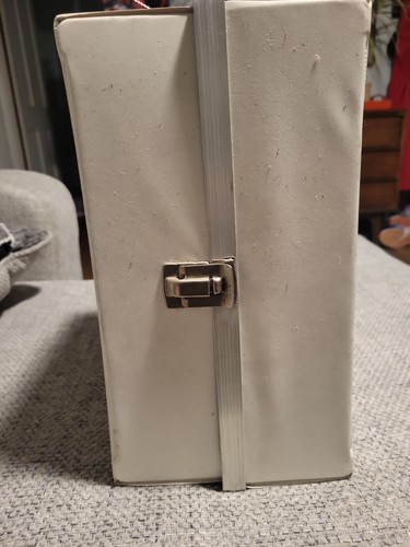 Vintage Mattel 1968 The World of Barbie White Locking Doll Case Trunk Mattel - Picture 2 of 4