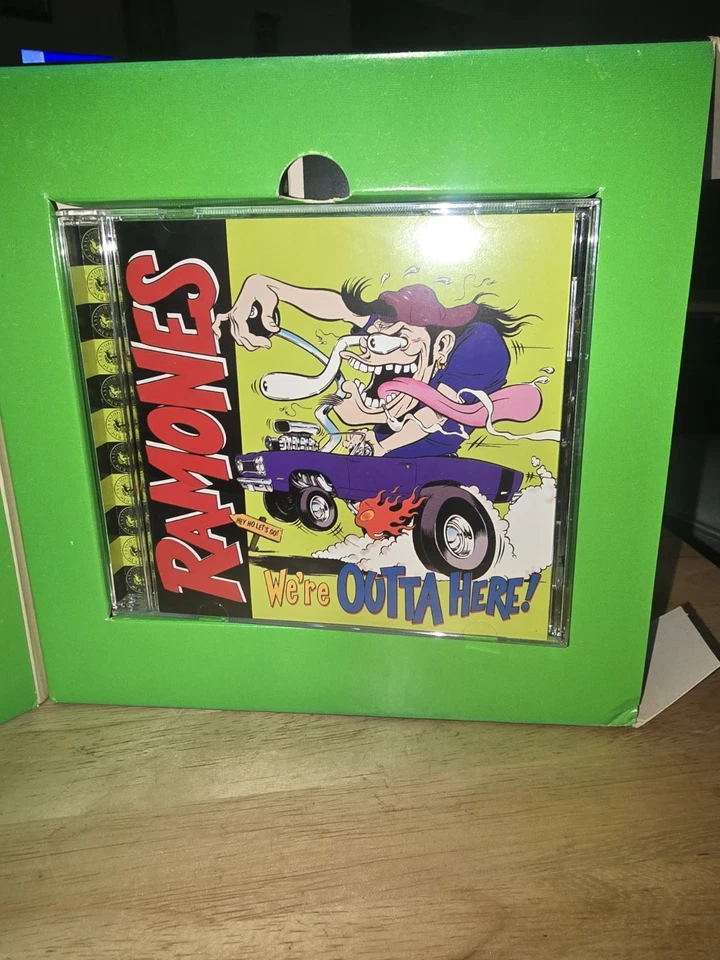 We're Outta Here, Ramones, VHS and CD box set Rare Ramones collectables. Foto 2 de 4