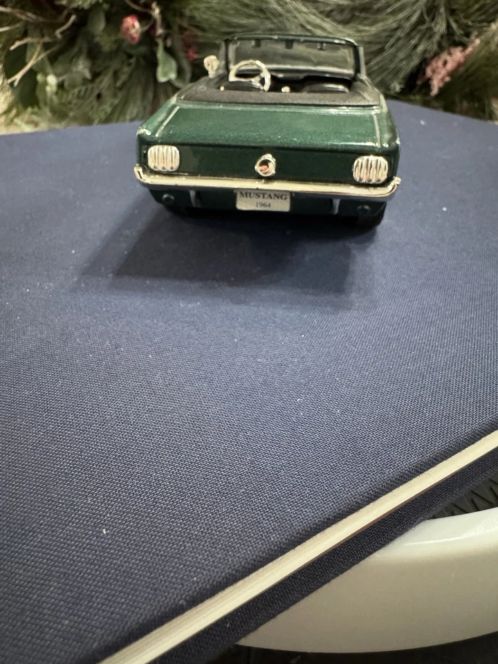 Ford Mustang 1965 convertible, turquesa 1:24 caja blanca WB 124119 turquesa Foto 3 de 4