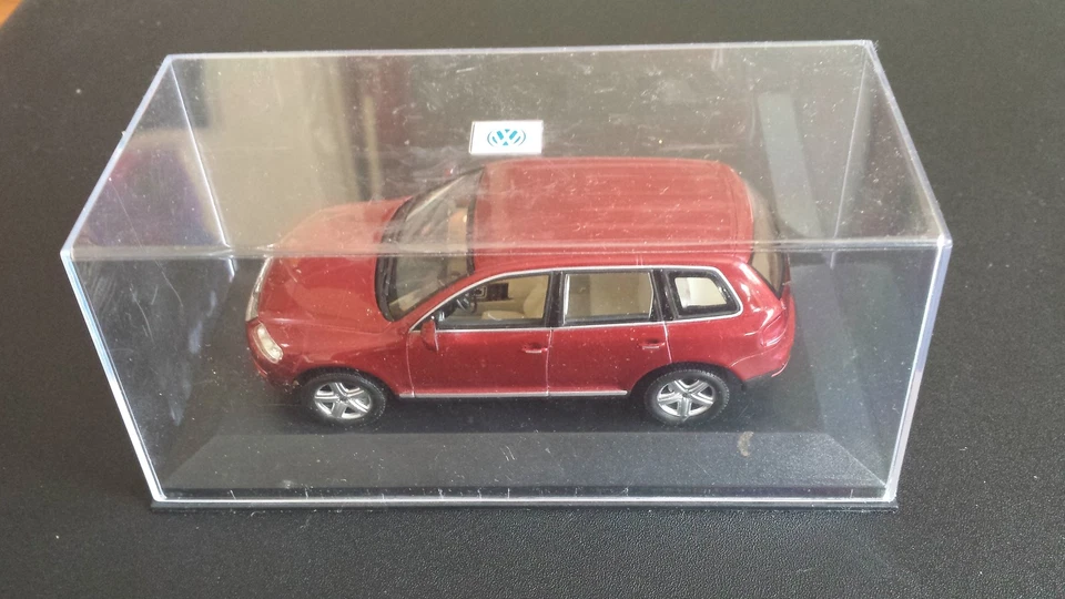 Minichamps 1/43 Volkswagen VW Touareg V10 TDI rotbraun/metallic in Plexi-Box