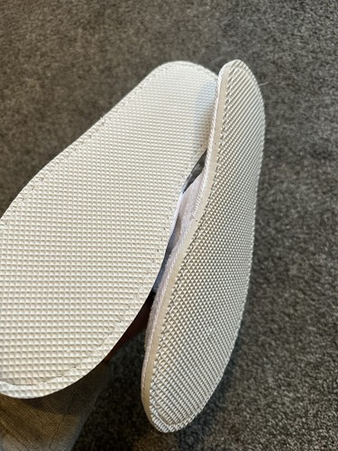 HARD ROCK HOTEL LONDON COMPLIMENTARY SLIPPERS NEW ONE SIZE WHITE COTTON - Picture 2 of 3