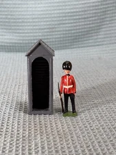 Britains 329 Sentry Box & Guardsman Lead Toy Soldier