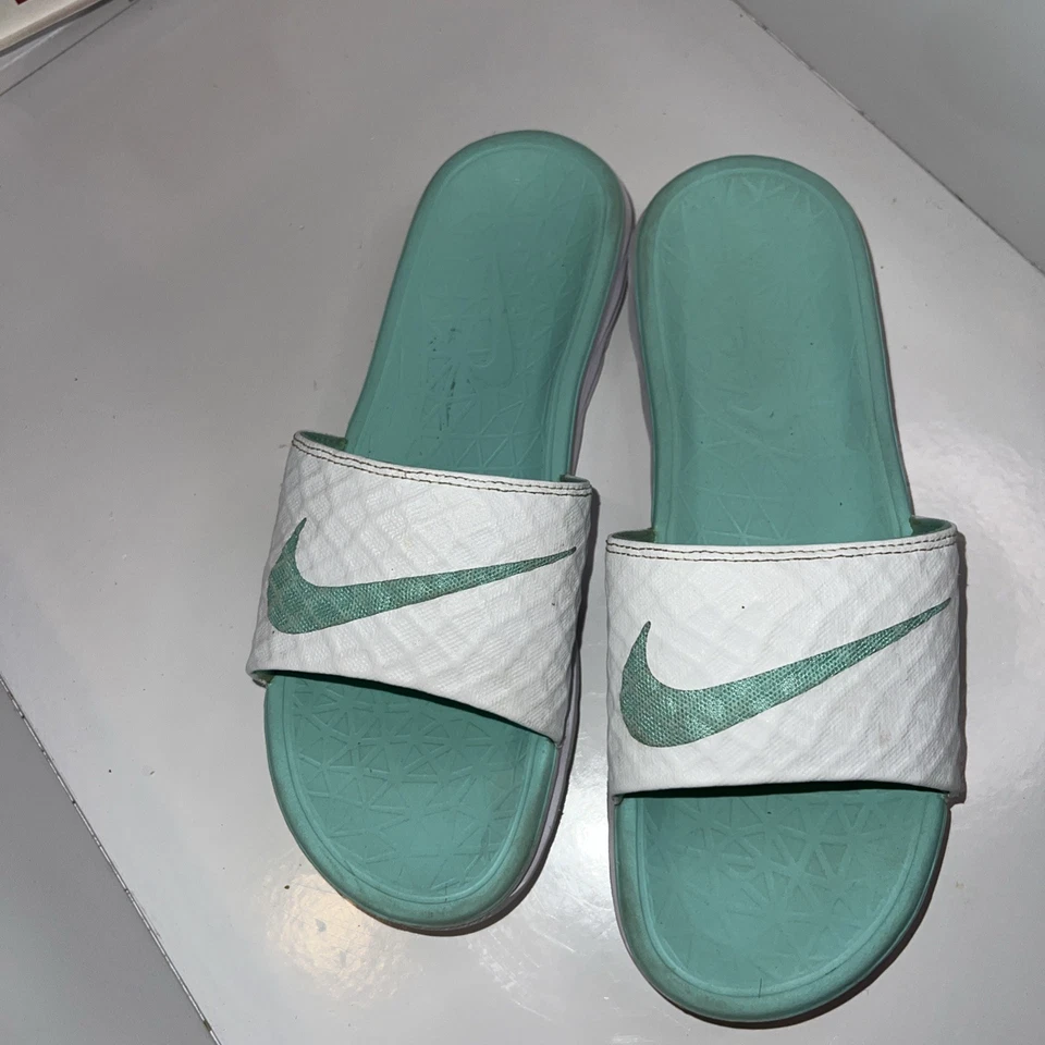 Sandalias artesanales Nike Benassi Solarsoft para mujer talla 8 verde azulado 705475 130 Foto 2 de 4