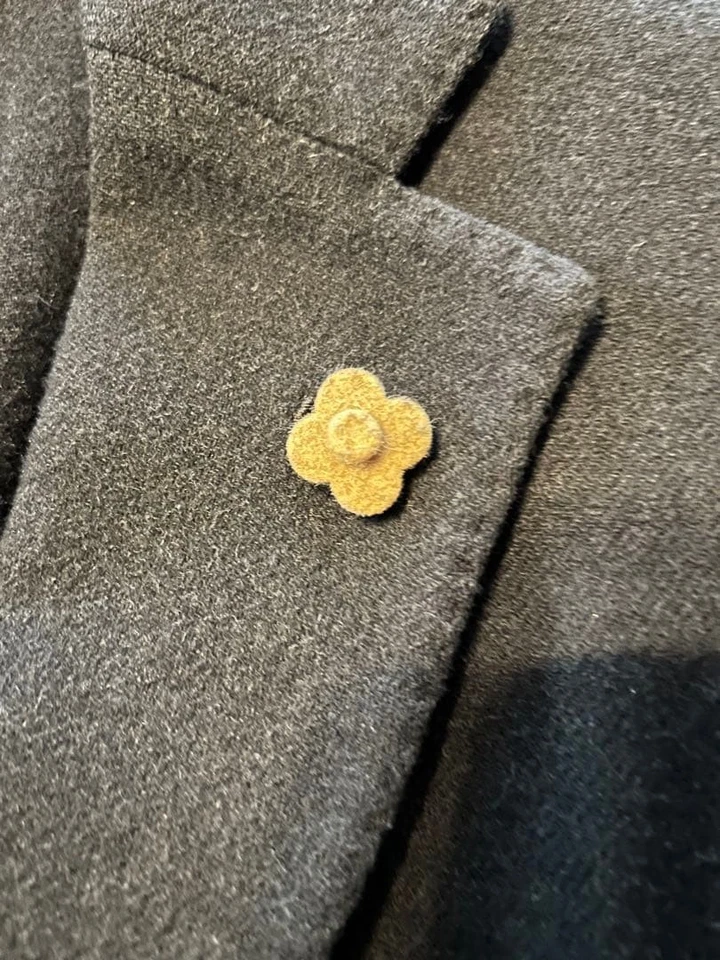 Traje de negocios Lardini para hombre de lana negro 44R con alfileres de flores usado Foto 2 de 4