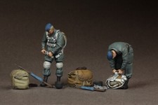 1/35 WWII German Paratroopers Packing Gear – Resin Fallschirmjäger Figures Kit