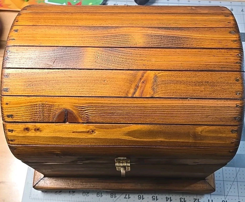 Caja de baratija de cofre del tesoro con tapa de barril artesanal caja de joyería caja de recuerdo Foto 2 de 4